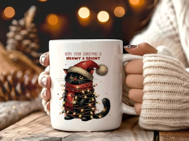 Runder Untersetzer mit Weihnachtsmotiv: schwarze Katze in einer roten Weihnachtsmütze, umwickelt mit bunten Lichterketten. Text: 'Hope Your Christmas Is Meowy & Bright'. Präsentiert auf Holzspänen. Perfekt für Katzenliebhaber und festliche Dekoration.